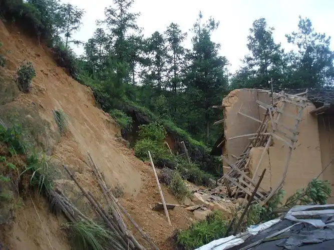 p>山体滑坡(landslides)是指山体斜坡上某一部分岩土在 a target="
