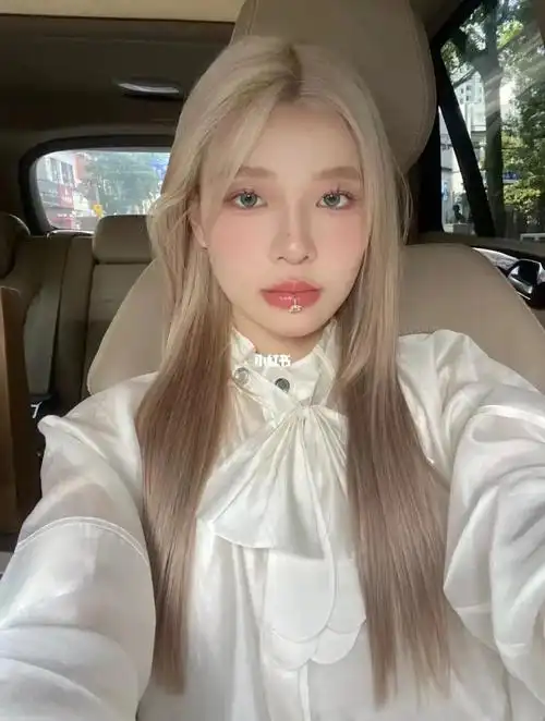 去染了米金色发色,实在太好看了