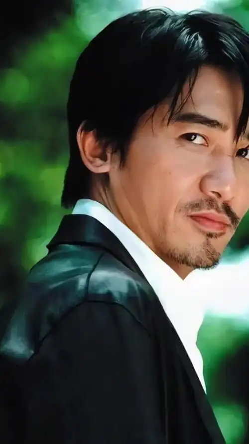 被演戏耽误的男歌手之一梁朝伟一天一点爱恋这首经典老歌还有多少