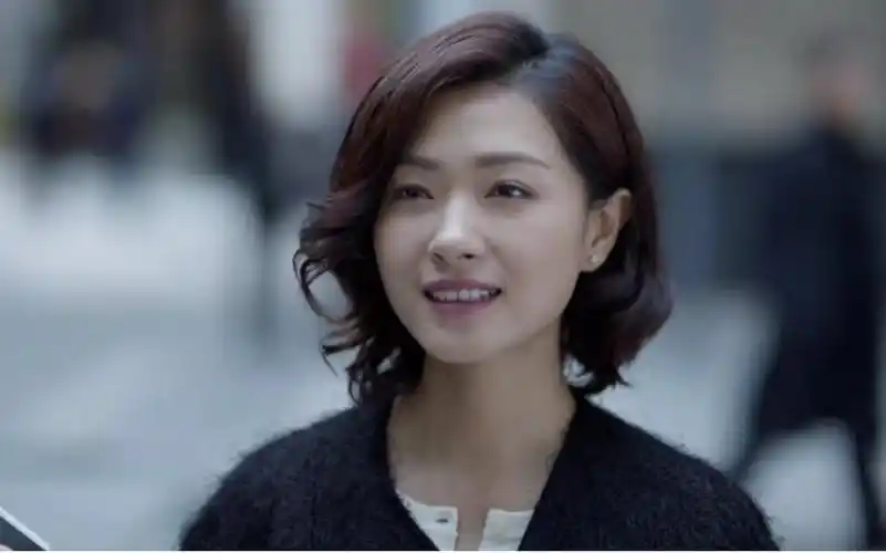 而在《猎场》中,万茜饰演的熊青春一出场就秒杀女一号罗伊人,一颦一笑