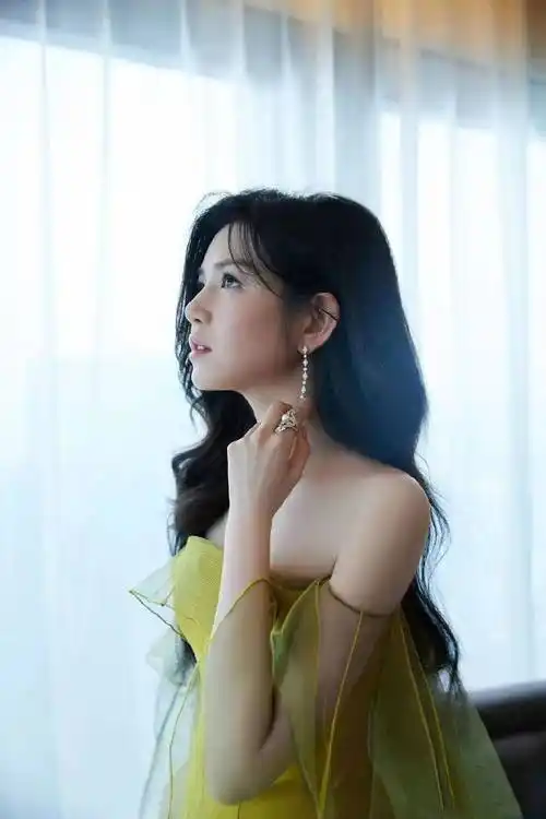 陈妍希一袭黑色抹胸长裙太惊艳!独立敏锐的时尚感,优雅又大气_感觉_的