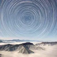 登山顶见云雾的图片 山顶看云海唯美图片_微信头像图片大全