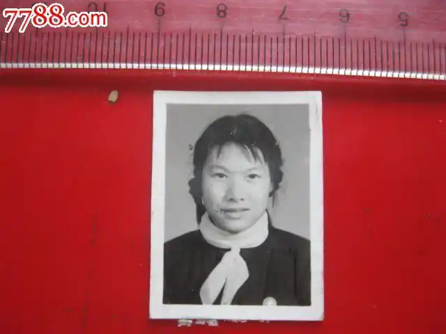 一寸登记照片戴毛像章