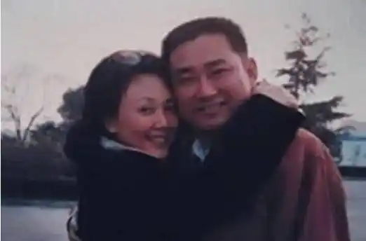 赵静的老公丹宁军,是一名南京的水师军人,两个人掌握于1976年,经过