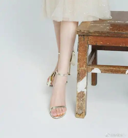 杨子姗[超话]# 发现33的脚好好看 来自冰恨水丶 - 微博