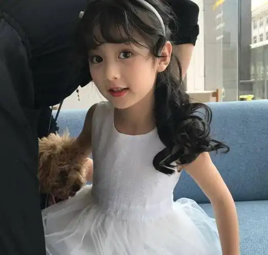 侏儒症女孩嫁高个帅哥,不顾劝阻坚持生娃,孩子现状让人感慨