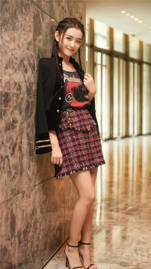 简介:蒋依依酷帅个性写真图片,分享一组蒋依依图片给大家,图中的明星