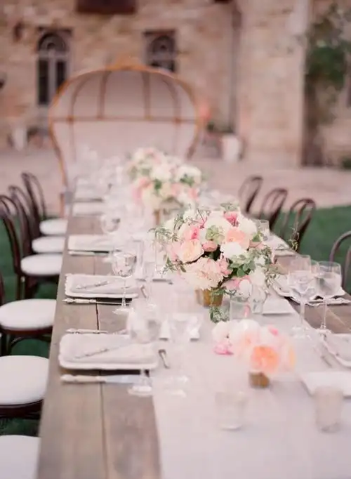 精美华丽的长餐桌布置