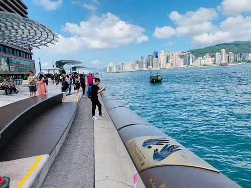 我们漫步星光大道,维多利亚港和香港岛沿岸的优美风光一览无遗.