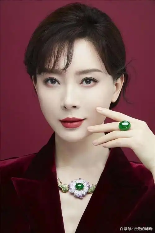 假期里在家看电视,发现老凤祥代言人换成了陈数,上网查了才知道老凤祥