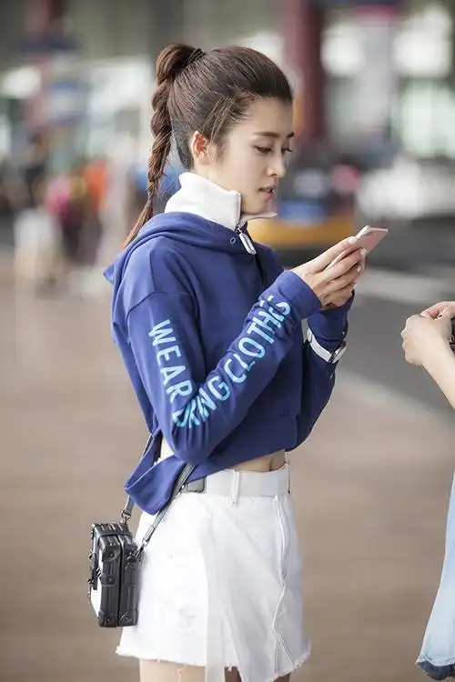 李若嘉运动装现身机场 活泼高马尾少女感十足_高清图集_新浪网