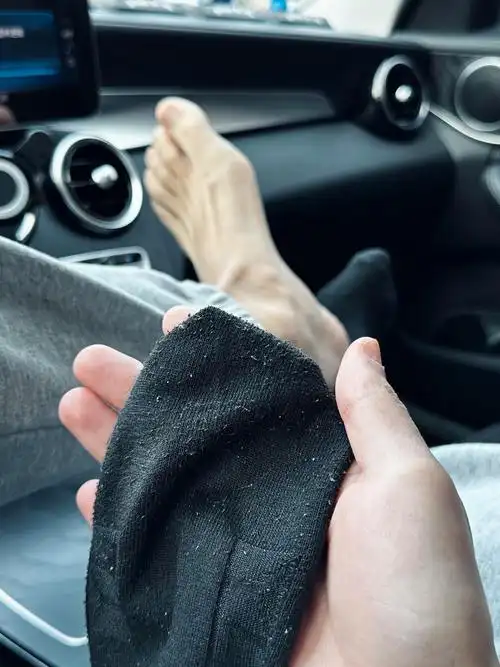 起球的袜子怎么处理.#黑袜 #吃脚脚嘛 #top #痞痞的帅