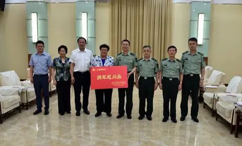 区领导赴上海警备区市委警卫局武警上海总队慰问官兵图