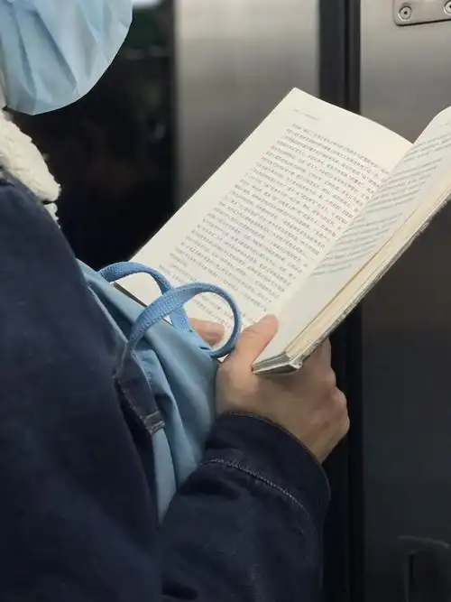 她并不着急上车,因为她要等一个座位,安心看书,是"那不勒斯四部曲"之