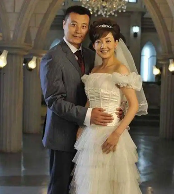 她的背景十分神秘,曾多次登上春晚,嫁富豪老公至今仍十分恩爱!