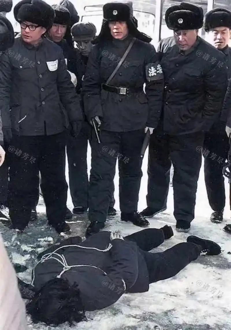 这是来自上世纪80年代"处决死刑犯"现场的照片,镜头前一名女犯人刚刚