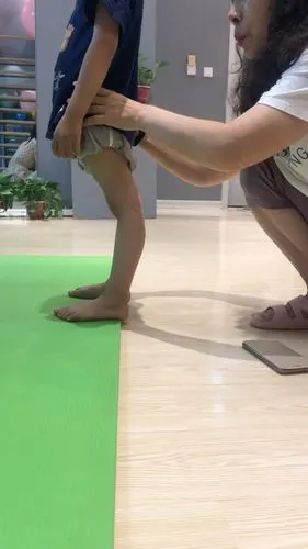大家看到孩子的大肚子有可能是骨盆后倾 前移导致膝超伸,所以这个肚子
