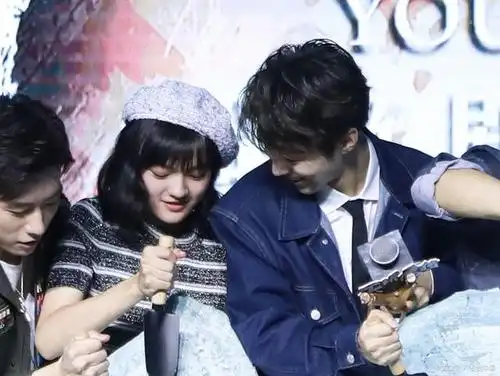 文淇与王俊凯共同出席《天坑猎鹰》宣传活动