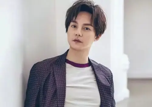 尹接受采访造型亮了,卷发半丸子头,带一对耳环,还胖了一圈|尹正|耳环