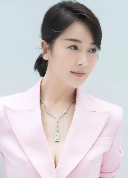 第一套,演员左小青身穿红色连衣裙搭配黑色鱼嘴高跟鞋