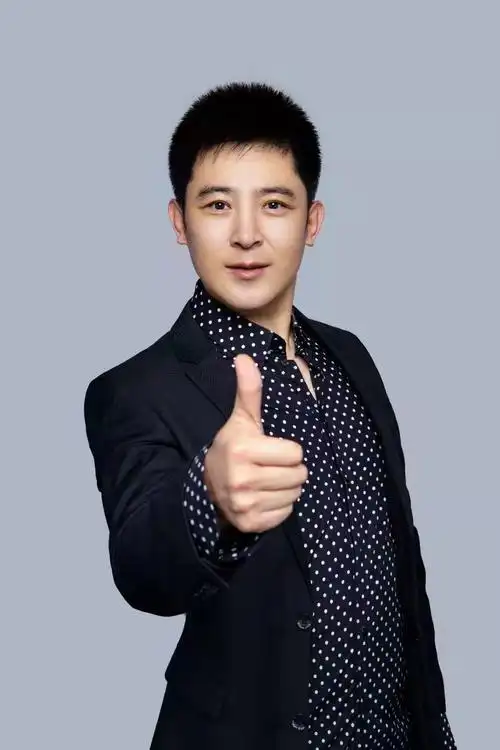 以孙涛为代表的小品演员们,则化身一个个性格鲜明,直率真诚的角色,犹