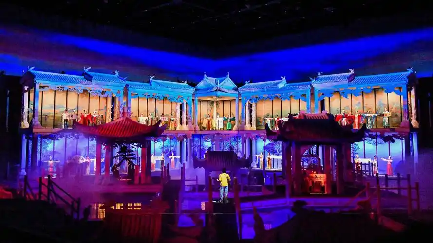 作为一个在郑州生活多年的"河南人",王石在第一次感受过戏剧幻城的