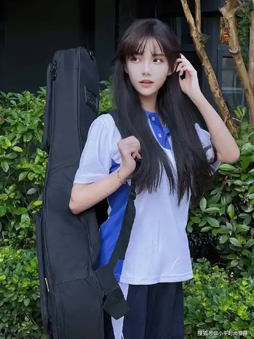 青春旋律中的时尚乐章:清新校服风演绎活力四溢的校园女神_梦想_个性
