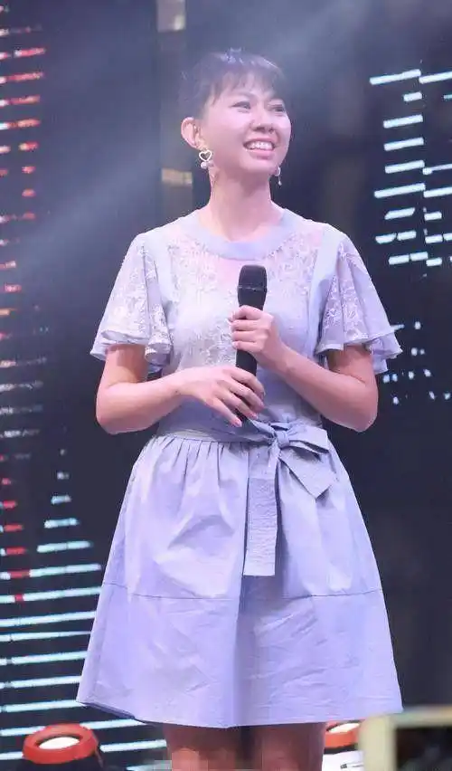 卓依婷退居舞台接地气,身材发福穿廉价衣服旅游,不细看都不敢认