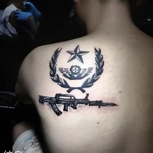 军人的信仰82 徽章加枪设计,_纹身吧社区 - 纹身大咖