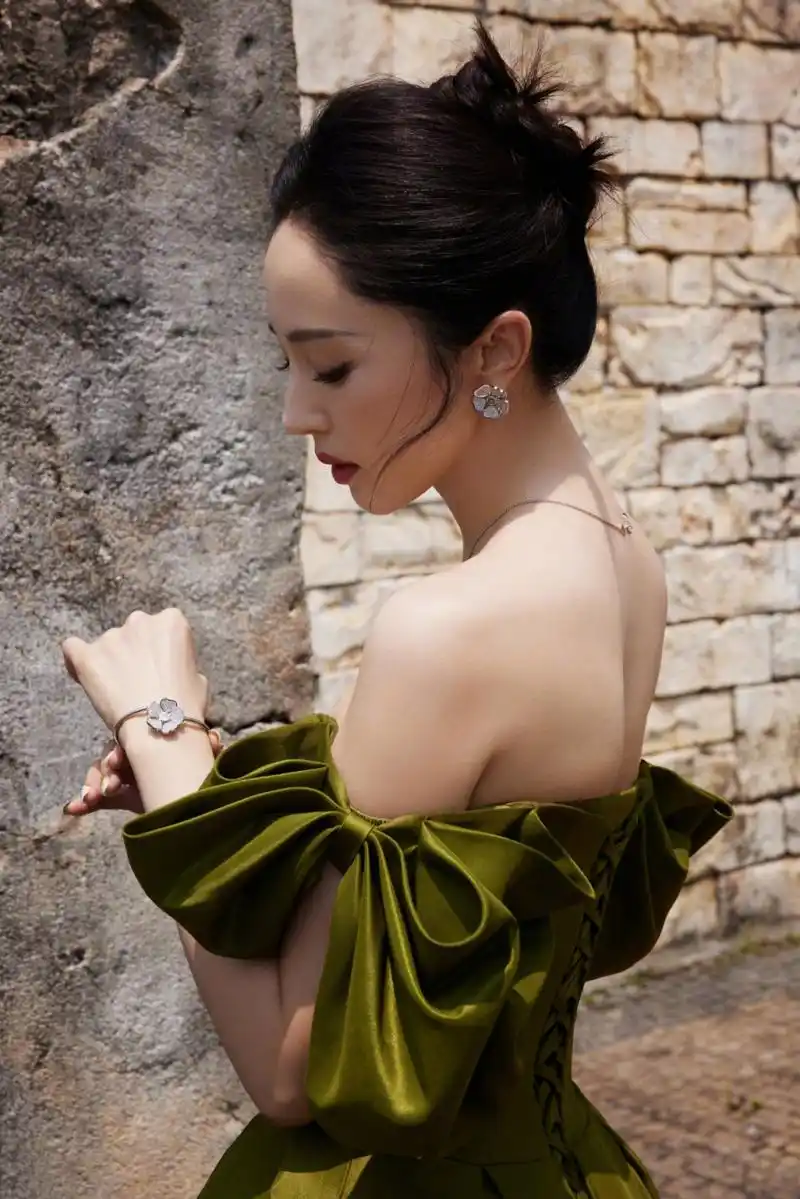 董璇# 一袭绿色抹胸溜肩长裙,肤白貌美的容颜,丰腴傲人的事业线,前凸