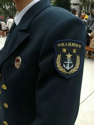 然后上前握手,然后在征得同意下照了他的臂章.