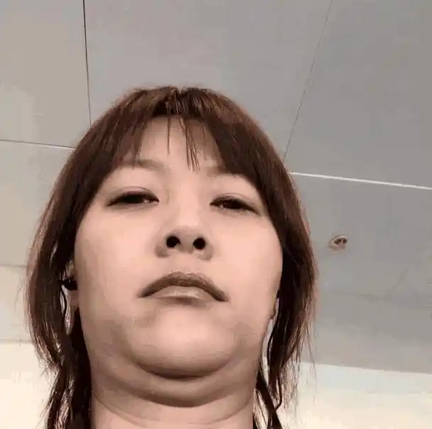 48岁徐静蕾疑似怀孕,素颜出镜显苍老