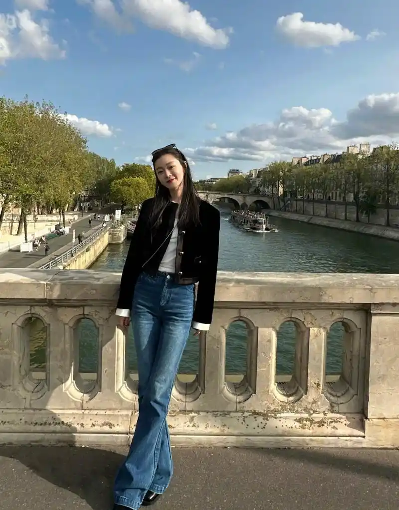 宋轶气质绝了# 宋轶黑色小香风外套77牛仔裤,人和衣服好适合呀