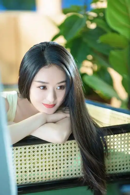 赵丽颖温柔风写真大片,紫色露肩毛衣配白色裤子,锁骨线条优美