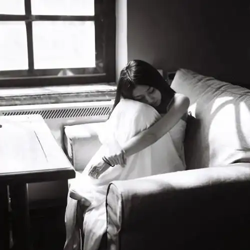 女生孤独的黑白图片