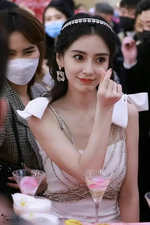 angelababy脸颊比心