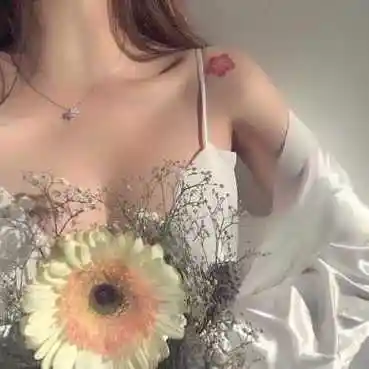 女生露肩吊带头像