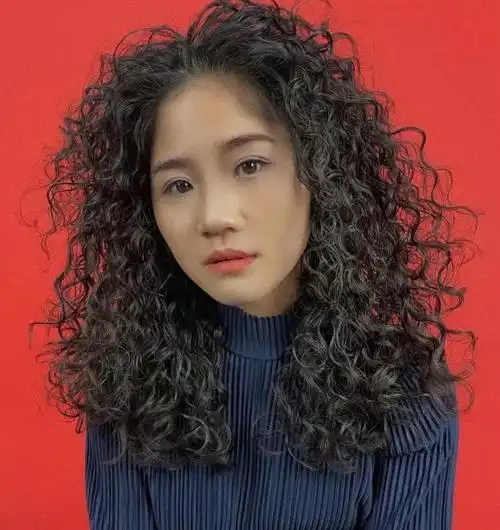 洋气的发型肯定需要洋气的穿搭以及搭配的妆容,除非你颜值出众,皮肤