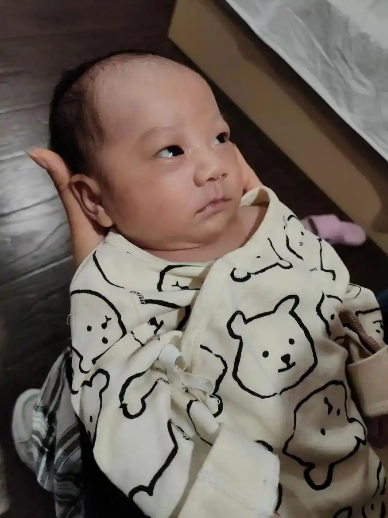 出生第六天的小宝贝,眼睛一直斜眼看着我,也不知道是