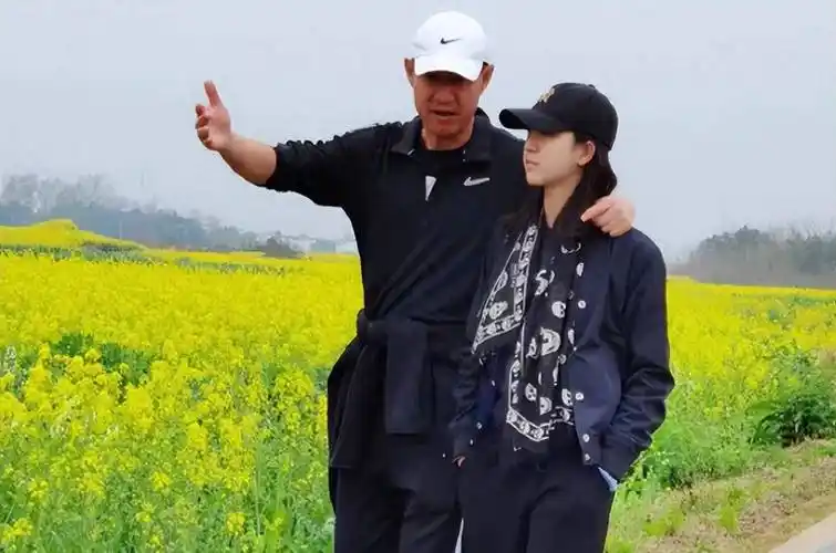 歌手甘萍:嫁前国足老公黎兵,婚后18年恩爱如初,如今过得怎样了_足球