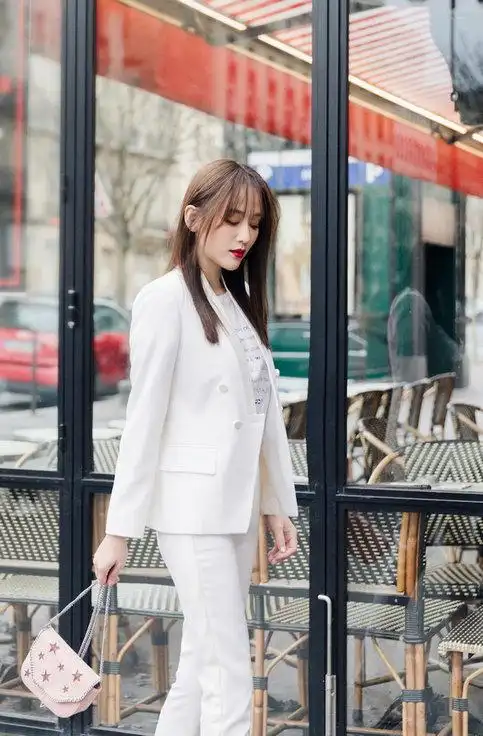 陈乔恩亮相巴黎时装周 白色西装女总裁感十足