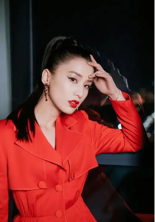 黄圣依彻底红了一回穿红色大衣配手套红唇扎高马尾a爆了