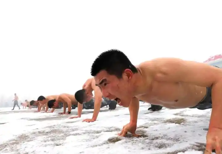 场意志的比拼雪花盘旋,漫天飞舞用血性和胆气诠释军人的担当一声令下