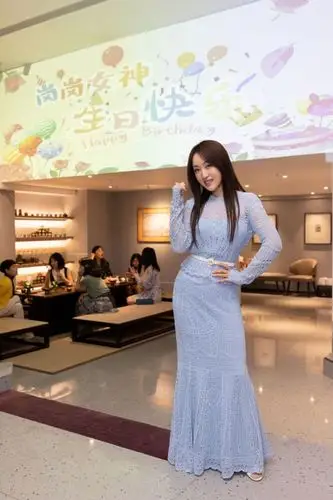 杨钰莹50岁生日收大束心形玫瑰,捧脸卖萌自称只有25