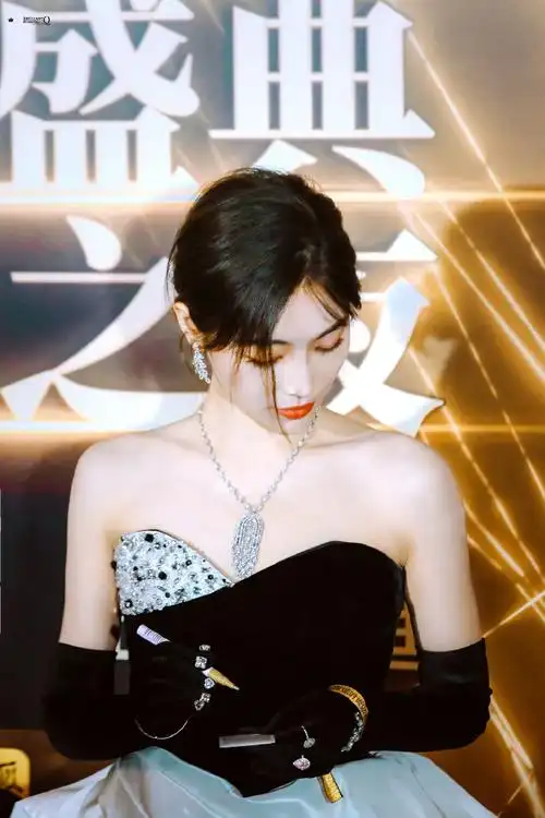 许佳琪红毯生图##许佳琪闪钻抹胸拼接礼服