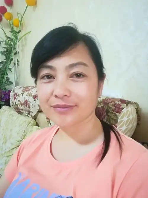 这是我的妈妈 年轻漂亮 性感美丽 但是他也和 所有的母亲一样 是一个