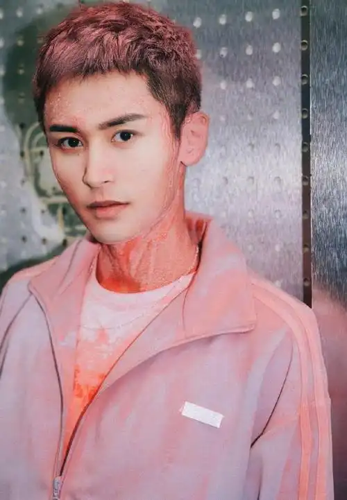 张哲瀚晒粉色头发,爆红后在快本放飞自我