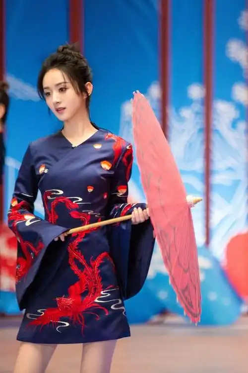 赵丽颖美出新高度古风连衣裙举纸伞眼神依旧少女感十足
