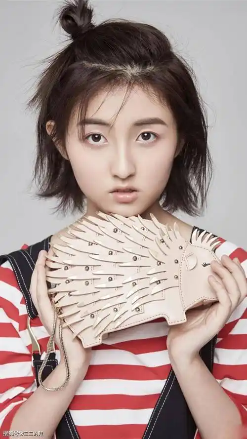 可爱张子枫短发夏日清凉写真the row运动鞋