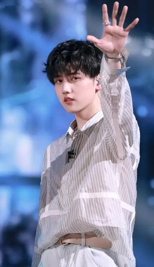 虽然他可能不是最好的,但他一直在努力,知道自己的不足,也会努力去补